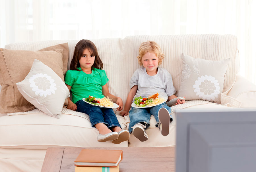 Можно ли есть смотря телевизор. ﻿ Почему вредно есть ребенку за просмотром мультфильма. Кто принимал участие в исследовании