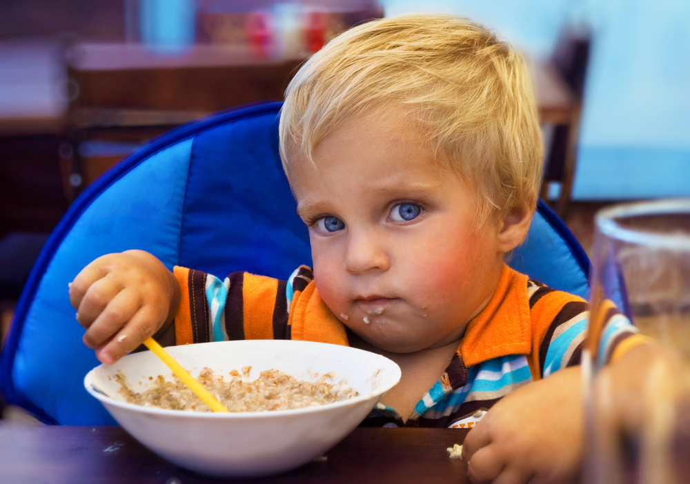 Включи малыши едят. Ребенок кушает. Кушать кашу. Ребенок кушает кашу. Ребенок ест кашу.